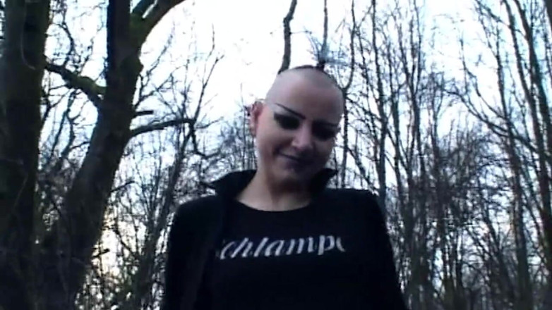 German bitch hunter: Une bombasse à la tête rasée écarte sa chatte percée dégoulinante de...