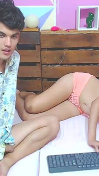 침실에서 의붓형제에게 따먹히는 젊은 라틴계 소녀