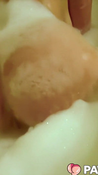 Sudsy Grande Culo Baddie Rimbalza Culo E Figa Nel Bagno