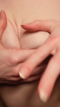 Jugando Y Apretando Mis Pequeñas Tetas Y Pezones