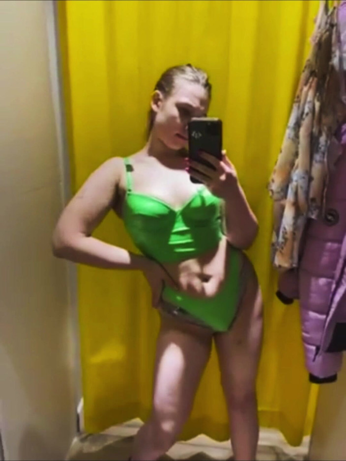 JuiceLussie: Veřejná masturbace v šatně