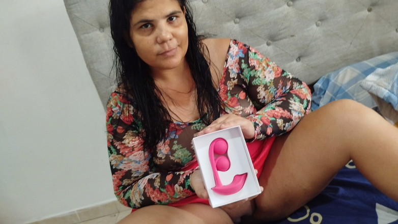 Adribella69: Мой сводный брат дает мне игрушку, и я в конечном итоге использую ее для него, пока он не заставит меня сквиртовать