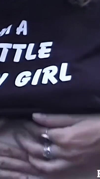 Horny Hairy Girls: Pretty Natural Girl демонстрирует свою муфту