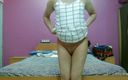 Cute &amp; Nude Crossdresser: Sissy travestie sexy, femboy, sucette douce dans une petite chemise...