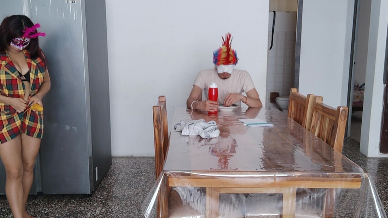 NEGRITA SEXY: 나는 부끄러움이 없다! 늙은 남자 앞에서 눈가리개를 하고 자위해