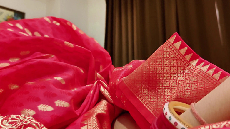 Sassysonia: Hintli yeni evli kadın duygularını kontrol edemiyor ve onu kendi...