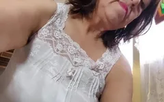 Avó de 70 anos, por solicitação de xixi enquanto usa um vibrador na minha buceta peluda, pingando cera no meu corpo