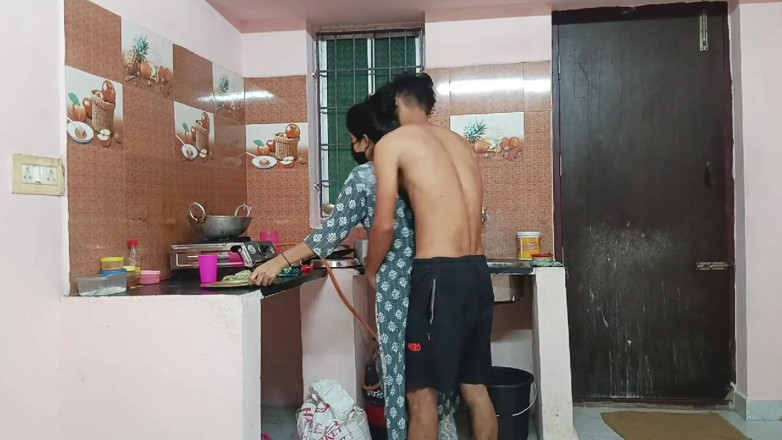 Tip_top_mall: मुझे रसोई में अपनी कामुक सौतेली बहन मिलती है