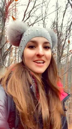 Amirah Adara: Procházka v lese během focení
