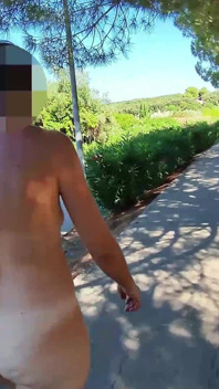 Pussy flash - istri eksibisualisku jalang di jalanan di mana banyak orang lewat - tertangkap