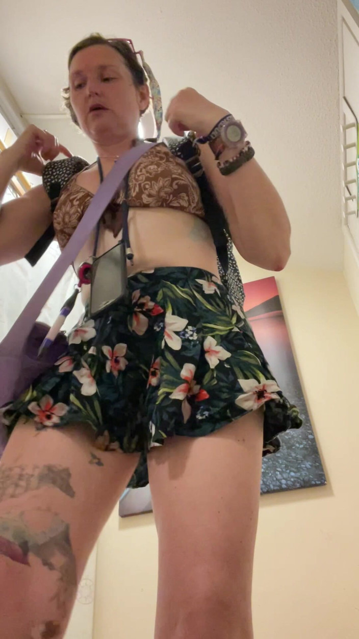 MistressWriggler: Pernas longas, shorts curtos, peitos perfeitos.