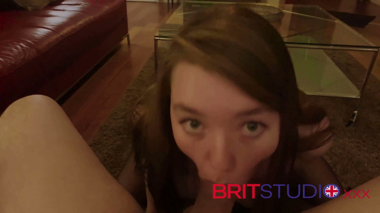 Brit Studio: Británica de 18 años, mamada descuidada y paja de tetas