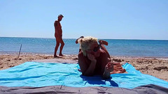 Crazyfamily 1970: एक अजनबी ने मुझे समुद्र तट पर चोदा।