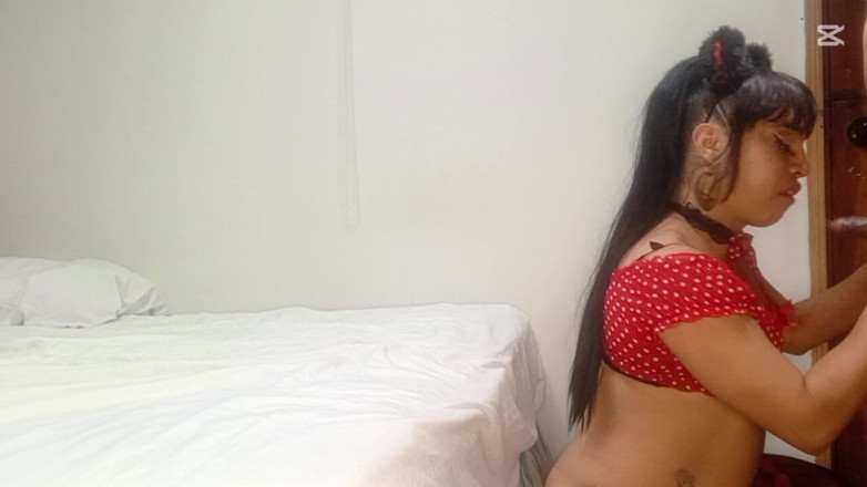 Ladyboy69: Une trans à gros cul suce la bite du trou du...