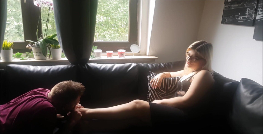 Mariella Sun: I Need a Foot Massage and You'll Get a Footjob!