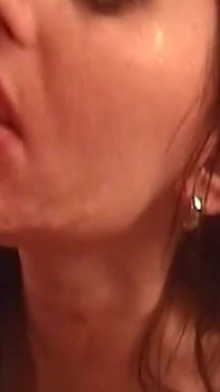 Retro Blowjob với nóng tóc nâu kiêm vòi nước