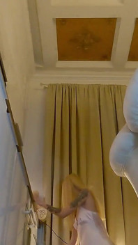 Gorąca i seksowna drobna blondynka sprowadza swoją dziewczynę do próby mody na Haul zamienia się w porno strzelanie w kuchni