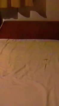 Masturbação na Cama Nua com a Corcunda do Jovem Mark