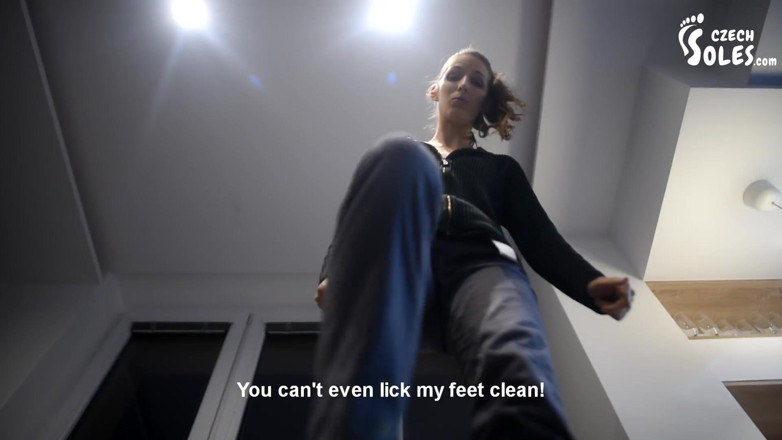 Czech Soles - foot fetish content: Sur les énormes pieds de la géante Eliška