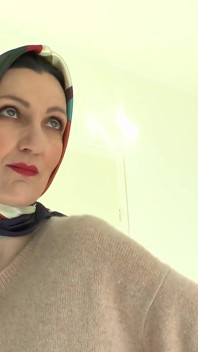 Piękna satynowa demonstracja chusty, JOI Lady Victoria Valente