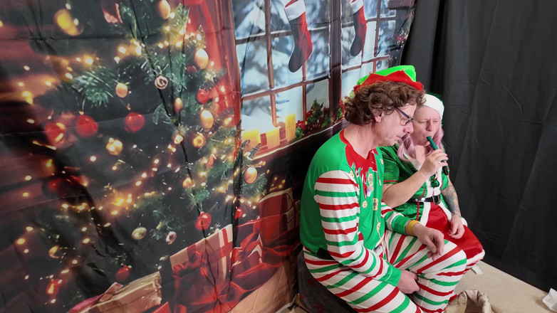 The Izars: Dia 12: Elfos na prateleira de brinquedos sexuais