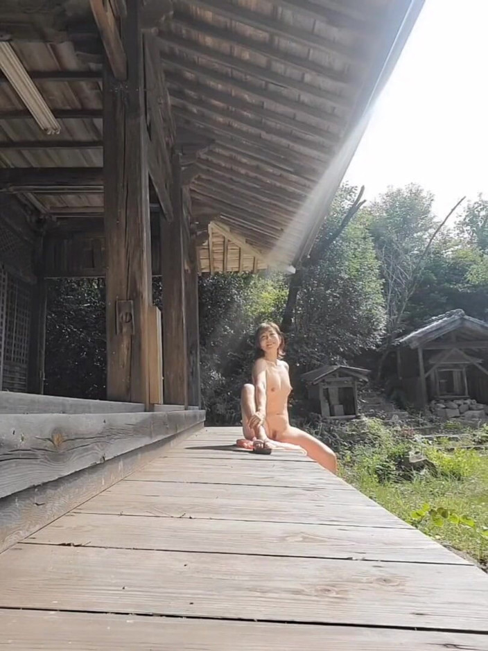 Mayumi Kanzaki: Op een zomerdag was een volwassen vrouw naakt en had...
