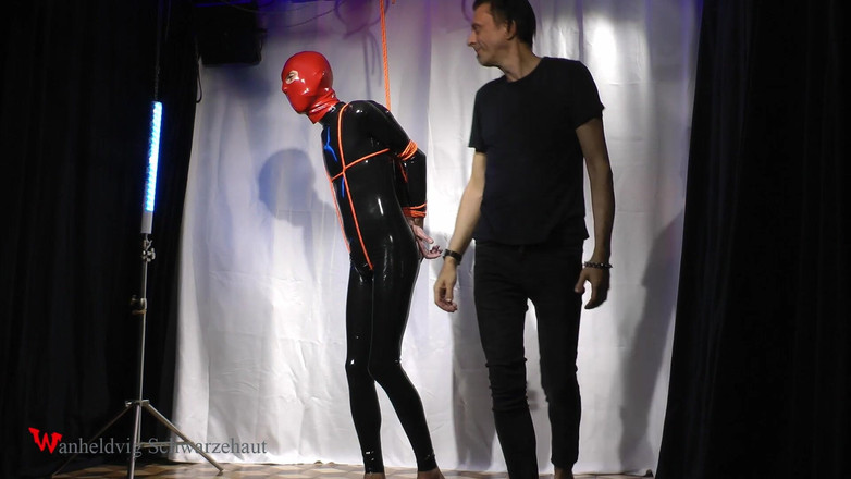 Wanheldvig: Nicky Latexová panenka gagged a provázaná