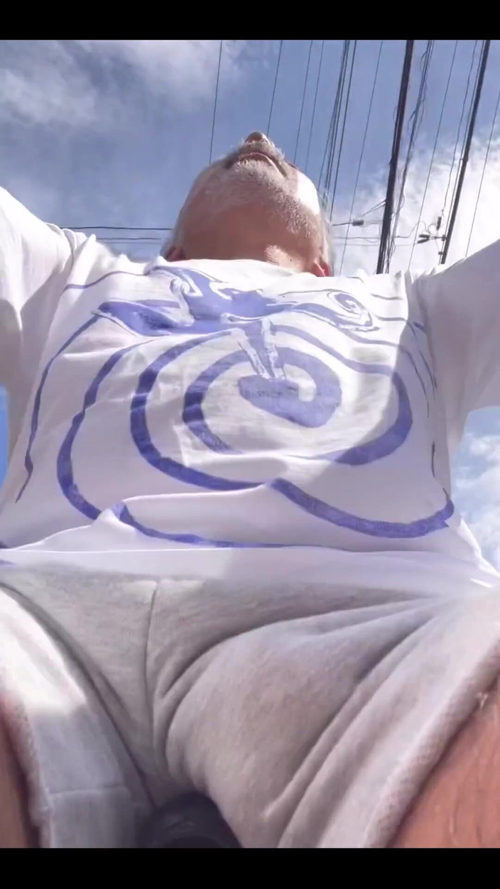 Japanese daddy: Sadece bisikletine sweatshirt içinde biniyor ve iç çamaşırı yok...