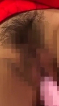 Rondborstige brunette milf secretaresse kokhalst hard op enorm speeltje