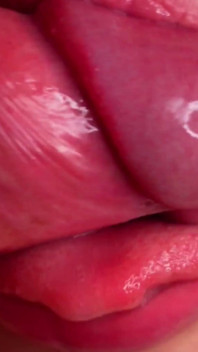 Geweldige close-up pijpbeurt - tong, mond en lippen voor je lul