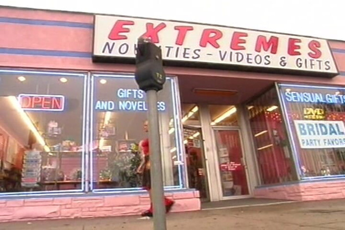 THAGSON RETRO: 車のボンネットを叩くブロンドのスラットが激しくイく