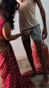 Pados Wali Bhabhi Ko Gas Cylinder Lagane Ke Bahane Ghar Me Ghodi Banaa K Choda Aur Sadka Muh Pe Nikaal Diya