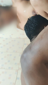 बाथरूम सेक्स चूत चाटना और ऊँगली करना
