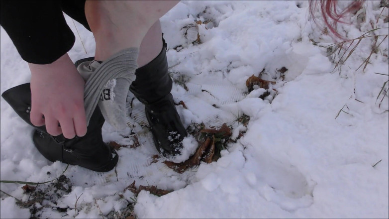 Mxtress Valleycat: Barefoot di Snow