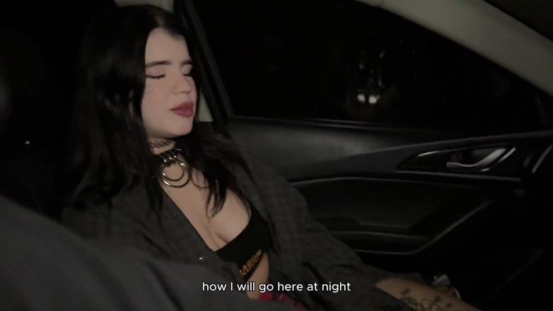 SkinLovers: A alt girl decidiu esticar seus buracos molhados com o...