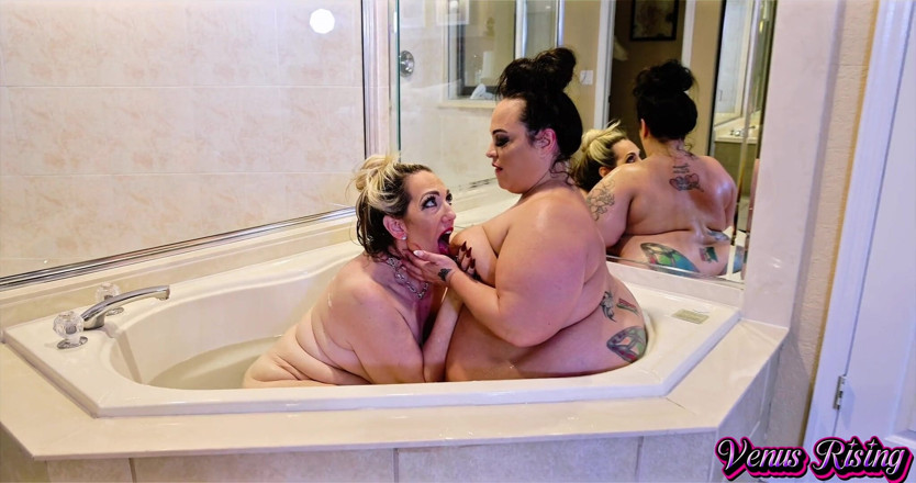Venus Rising_Hotwife: Seksi iri güzel kadın köpük banyosunda seks