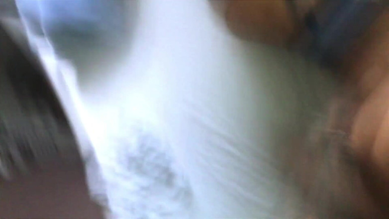 Feline Sex: Zlobivá brunetka bere ptáka na gauči