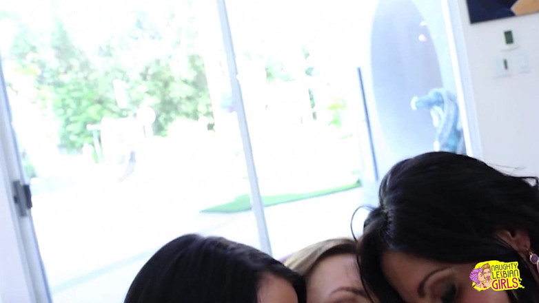 Naughty Lesbian Girls: Dos chicas maduras tetonas se unen en una pequeña morena...