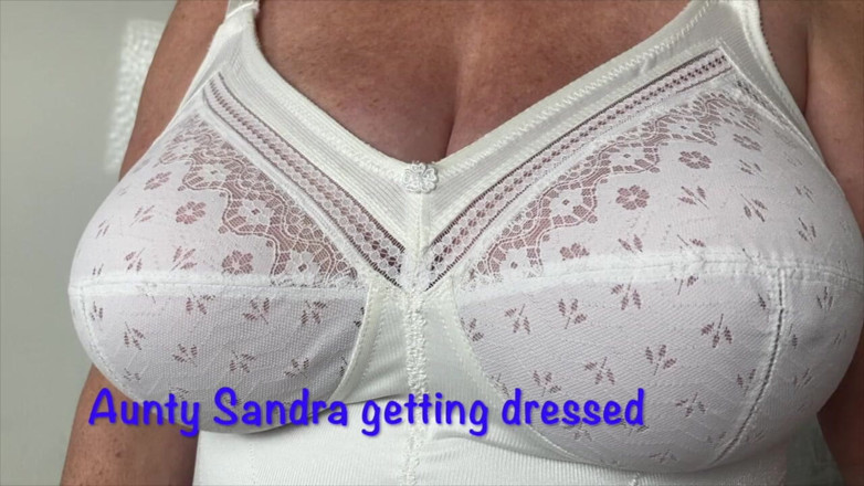 Aunty Sandra vintage girdle queen: Teta Sandra se obléká pro vás všechny