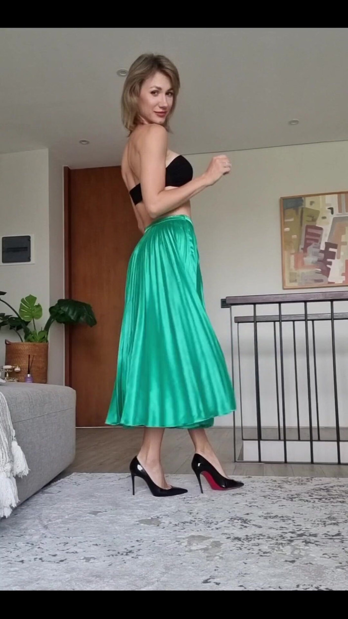 Angel The Dreamgirl: Miga moje białe małe stringi przed tobą