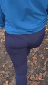 쪼이는 바지를 입고 걷는 좋은 엉덩이의 밀프 뒤에서 보기