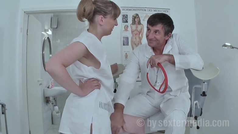 Sextermedia by Pete: Follando hasta que venga el doctor