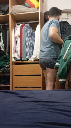 A large Portuguese dick: 옷 벗어