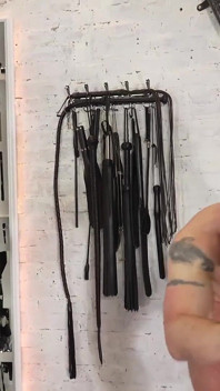 Ballbusting Auf Einem Fuß