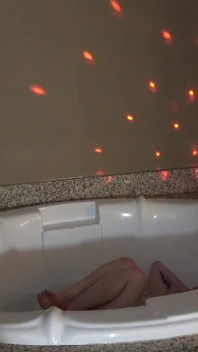 Hete oma in de tijdmachine met bubbelbad