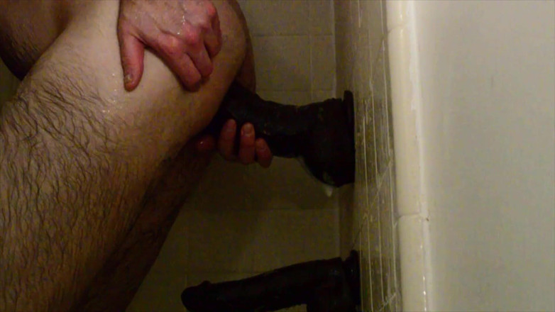 Jon Screcrow: Dildo Giganti Nel Culo Mentre Si Fa La Doccia