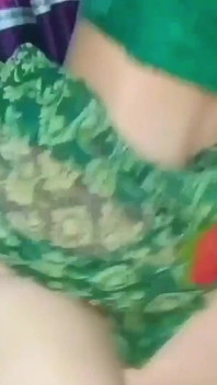 Kayınbiraderi, baldızını yatakta yalnız buldu ve onunla seks yaptı.