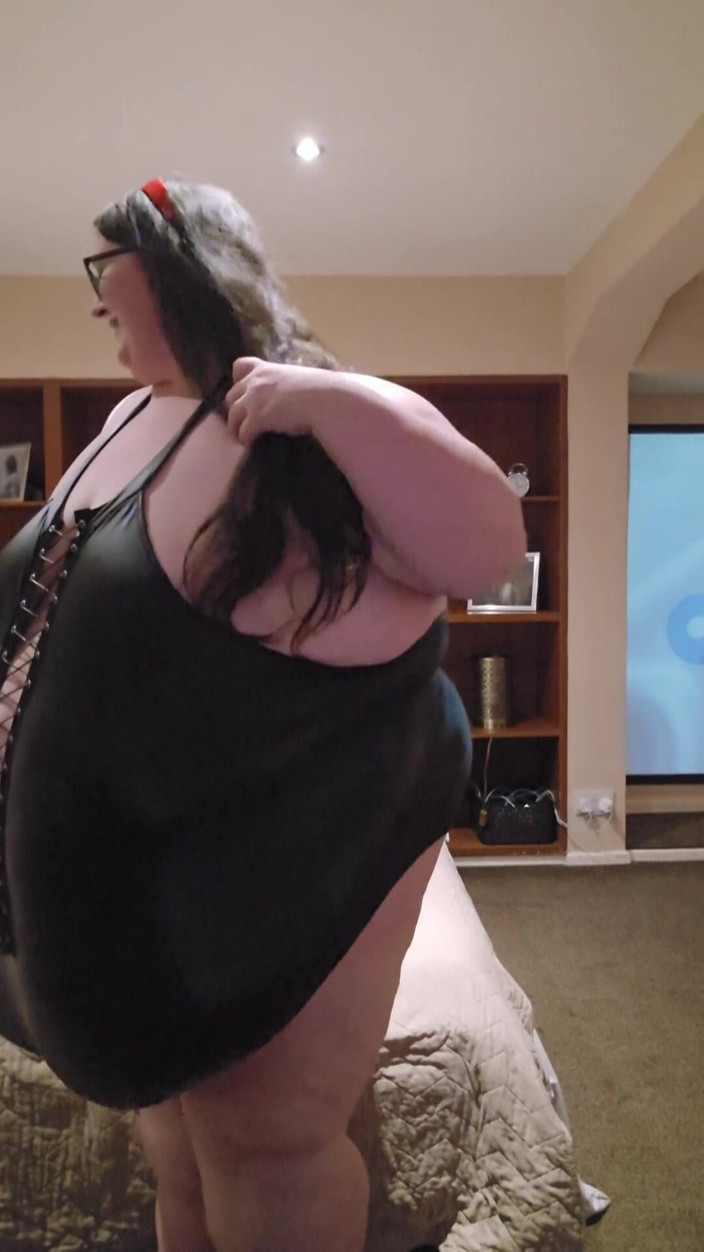 SSBBWLadyBrads: Cewek semok kulit hitam dengan kostum kulit hitam super semok