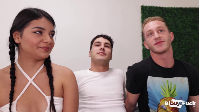 Bi Guys Fuck: Pantat Liam Quinn dipompa. Bi Sex Hookup