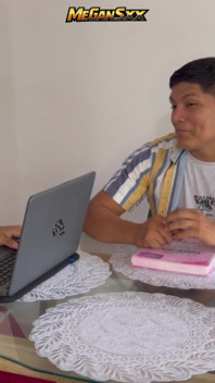 Professora de filosofia me dá o exame de fim de ano.